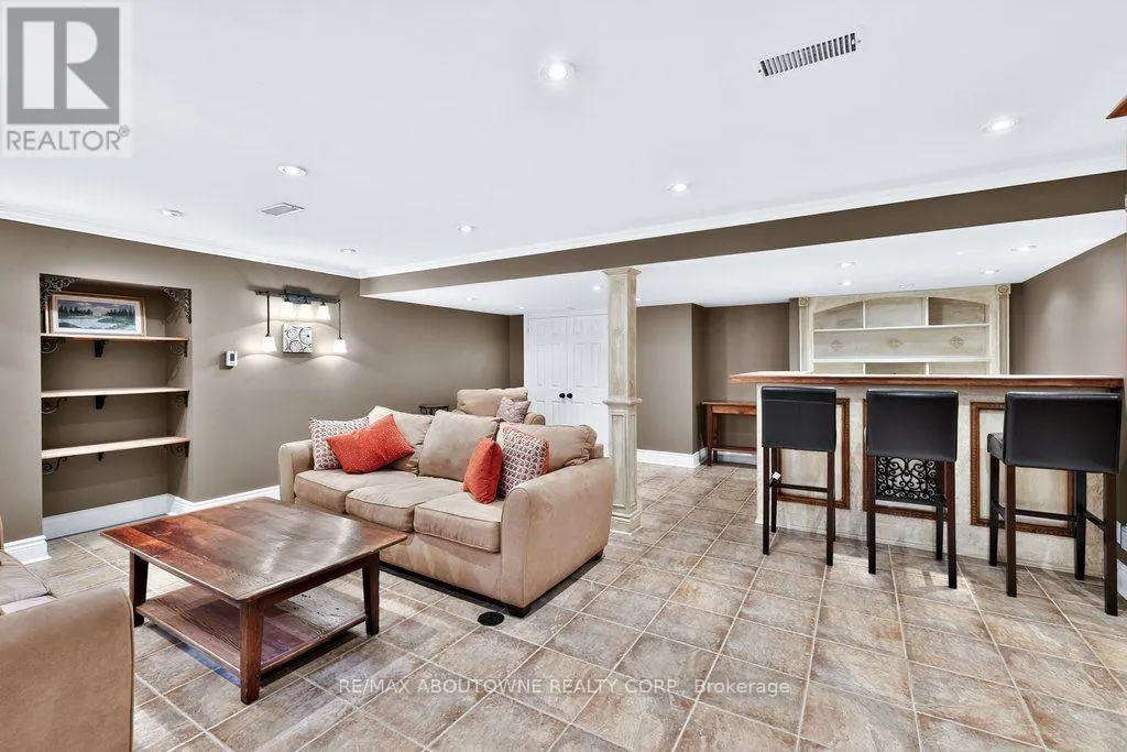 324 OAKRIDGE COURT