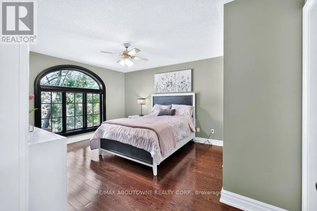 324 OAKRIDGE COURT
