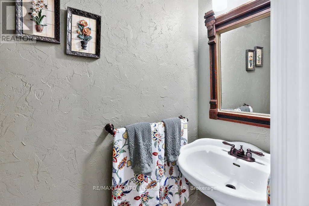 324 OAKRIDGE COURT