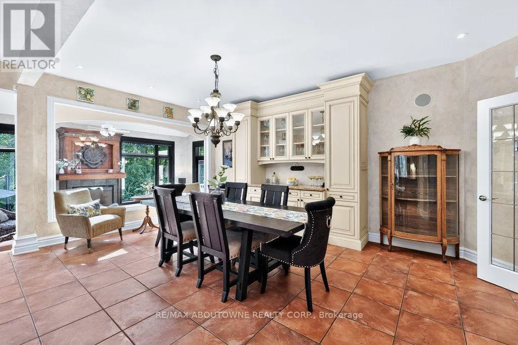 324 OAKRIDGE COURT