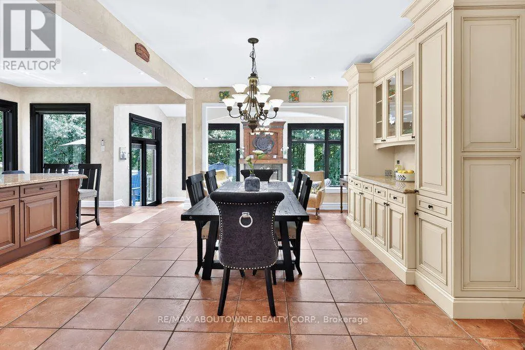 324 OAKRIDGE COURT