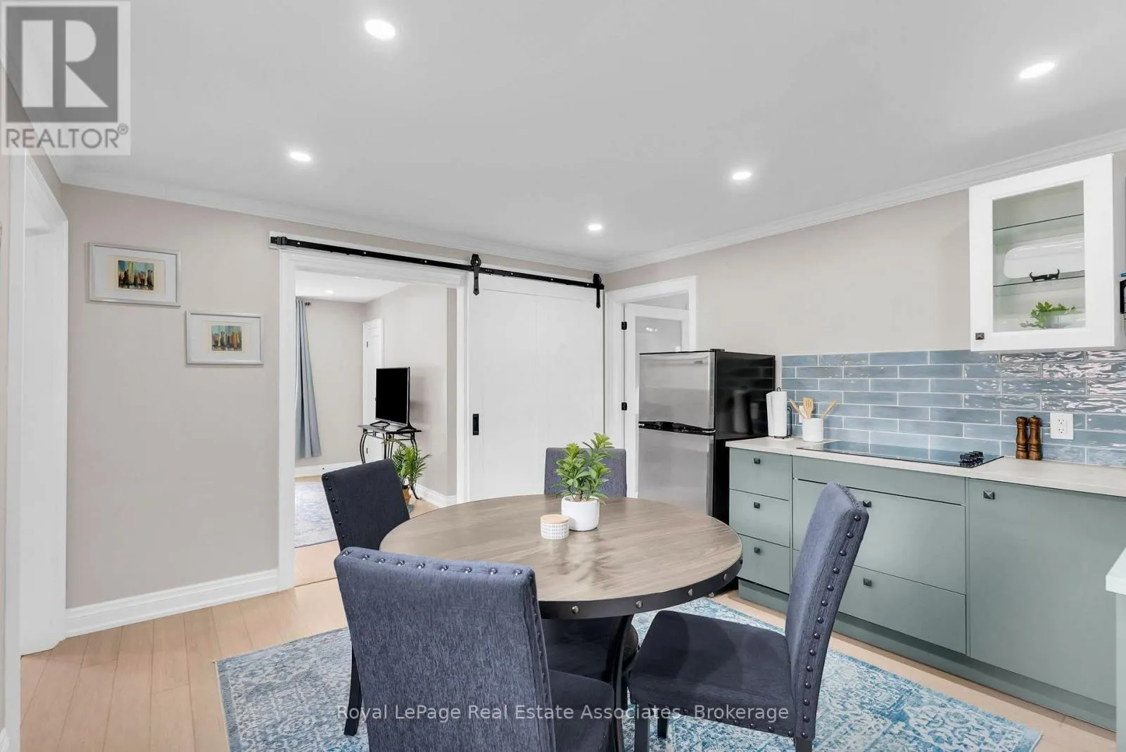 11 CHURCHILL CRESCENT