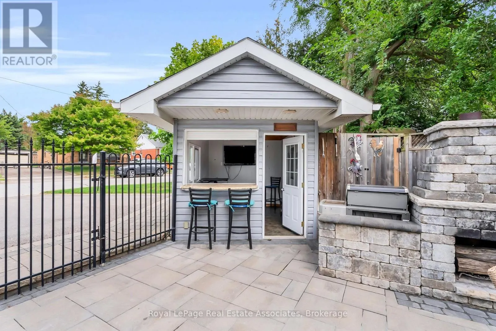 11 CHURCHILL CRESCENT