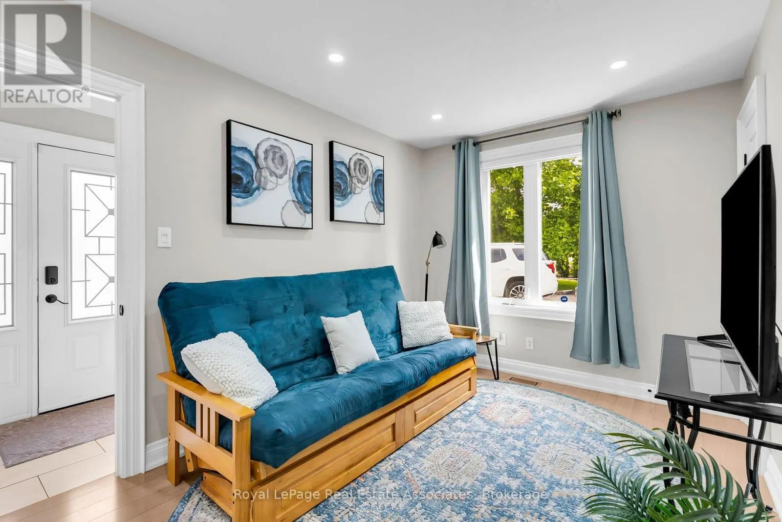 11 CHURCHILL CRESCENT