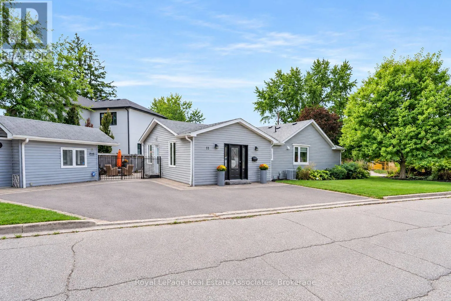 11 CHURCHILL CRESCENT