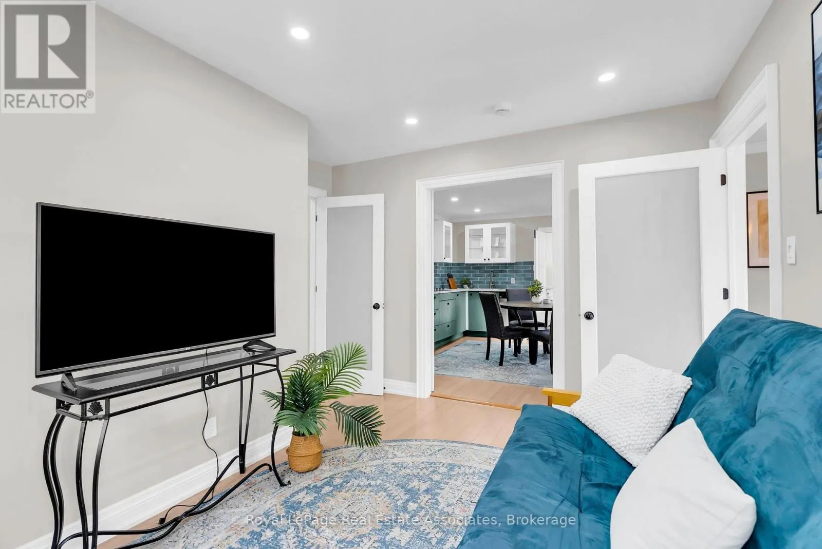11 CHURCHILL CRESCENT