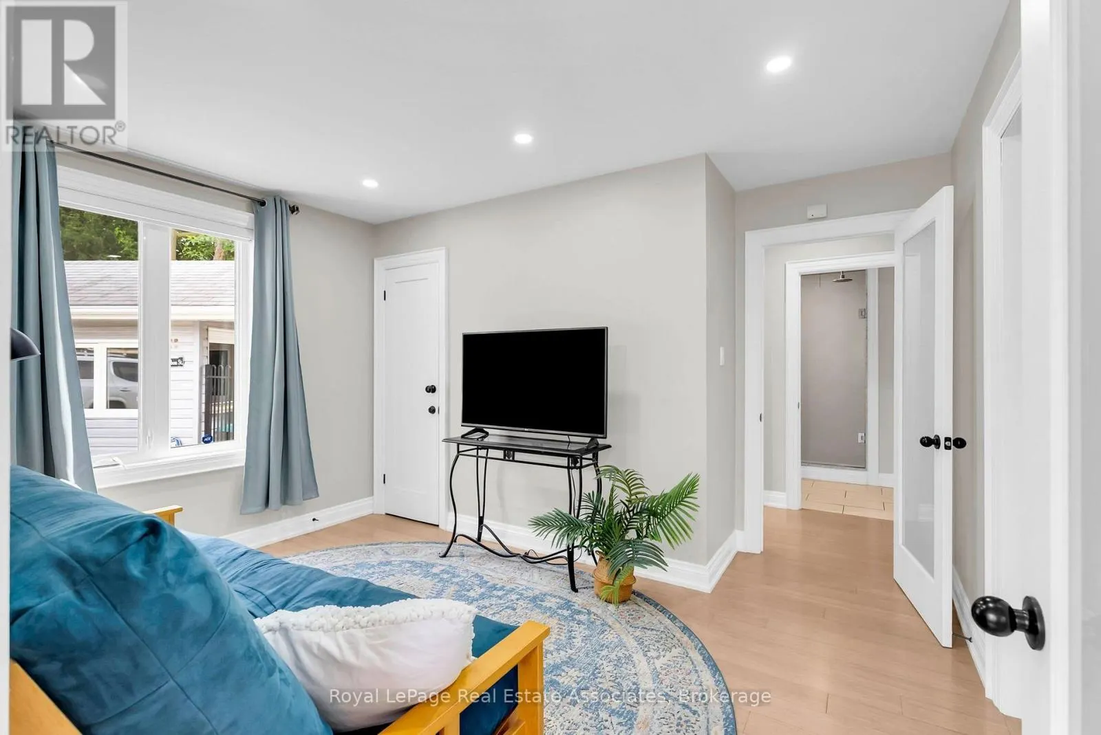 11 CHURCHILL CRESCENT
