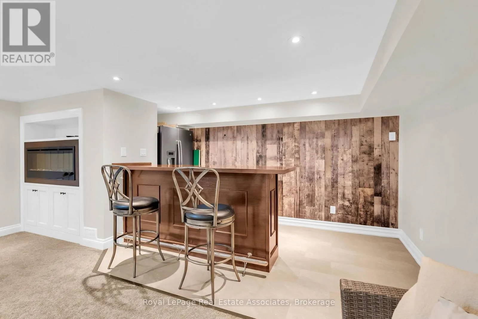 11 CHURCHILL CRESCENT