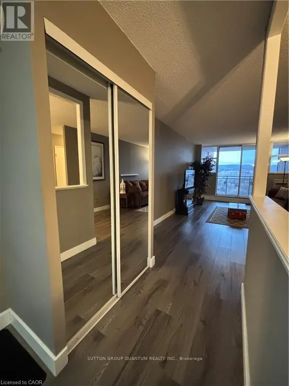 1210 - 975 WARWICK COURT