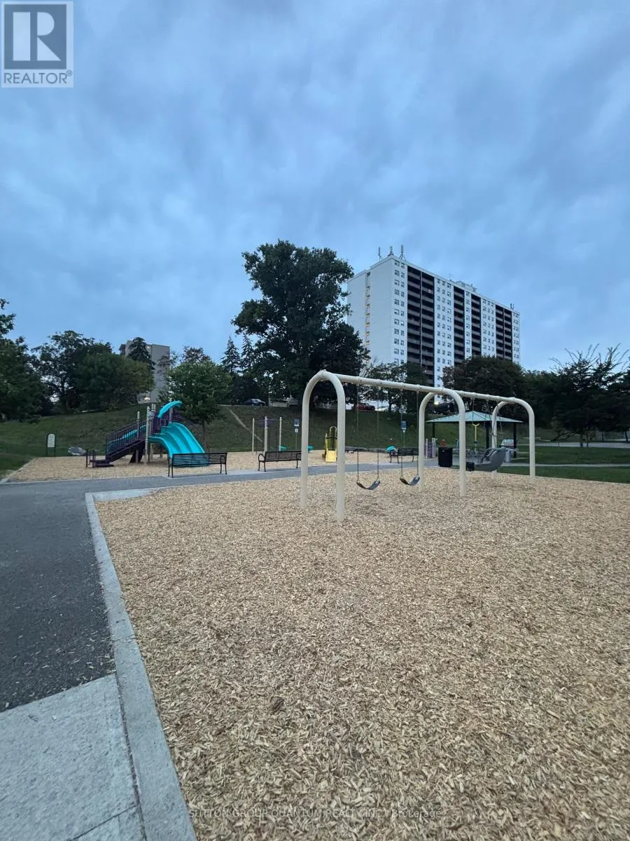 1210 - 975 WARWICK COURT