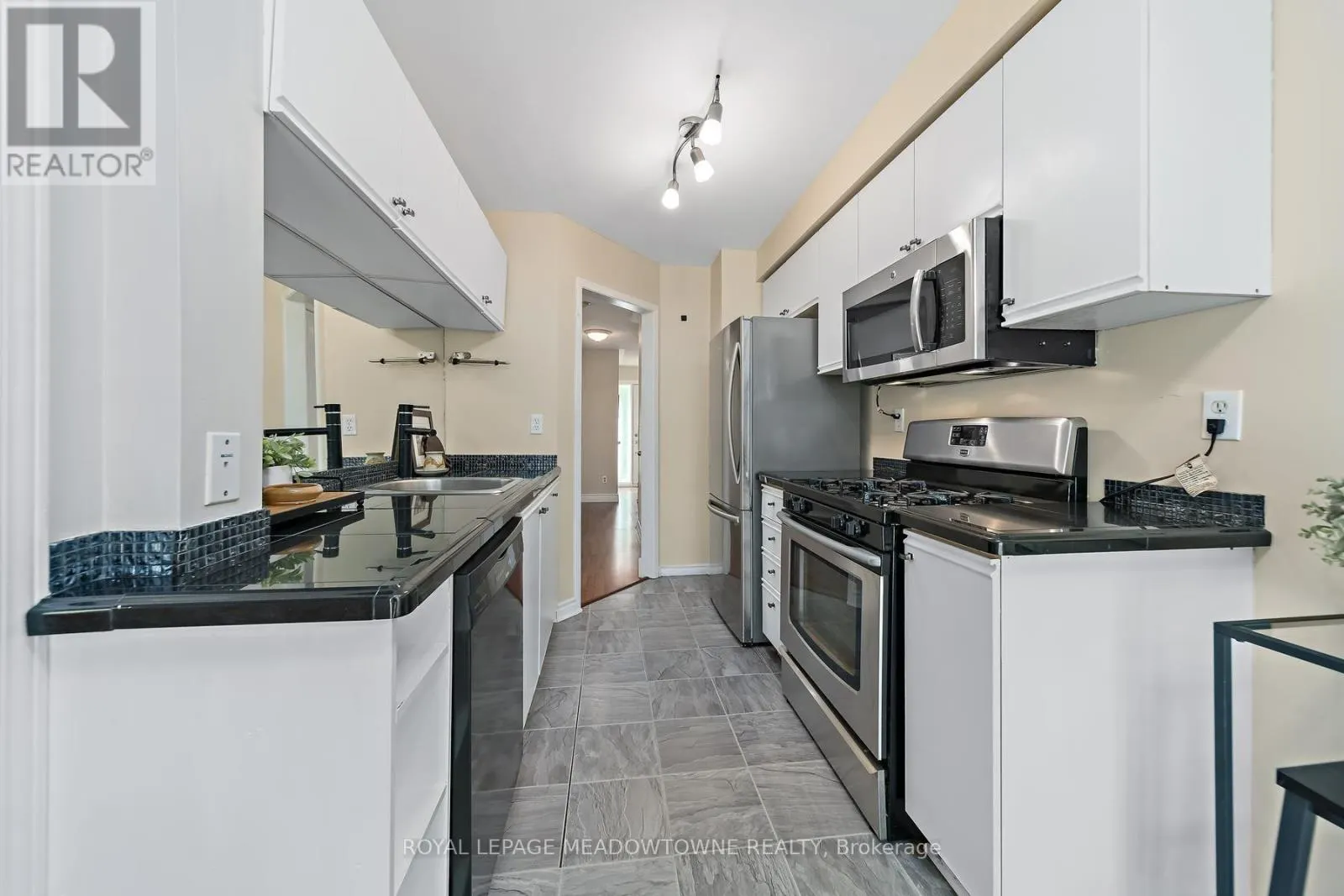 174 - 28 MAPLE AVENUE
