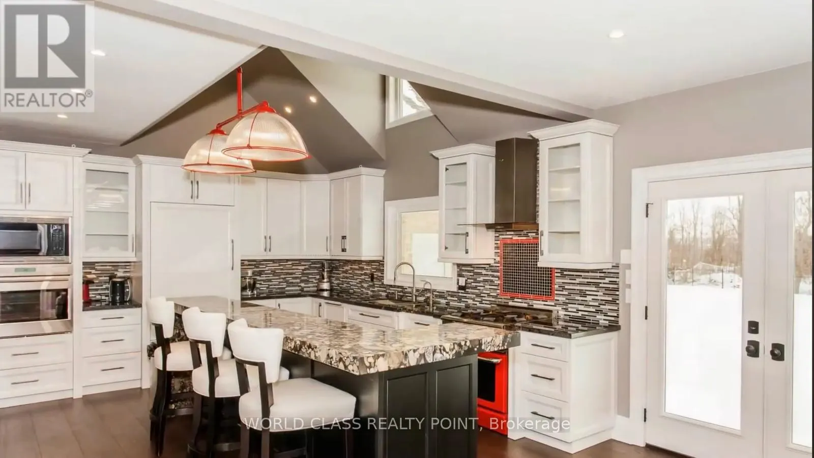 155 MEADOWLAND CRESCENT