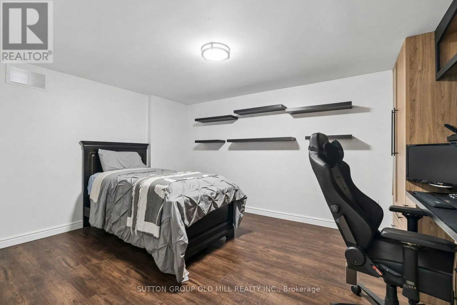 7 ROLLING MEADOW DRIVE