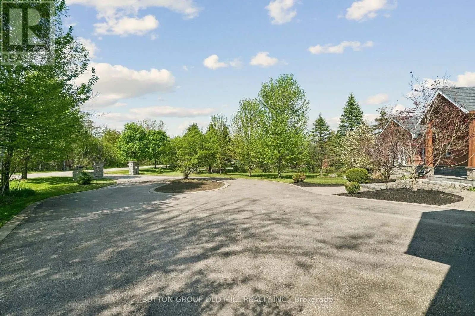 7 ROLLING MEADOW DRIVE
