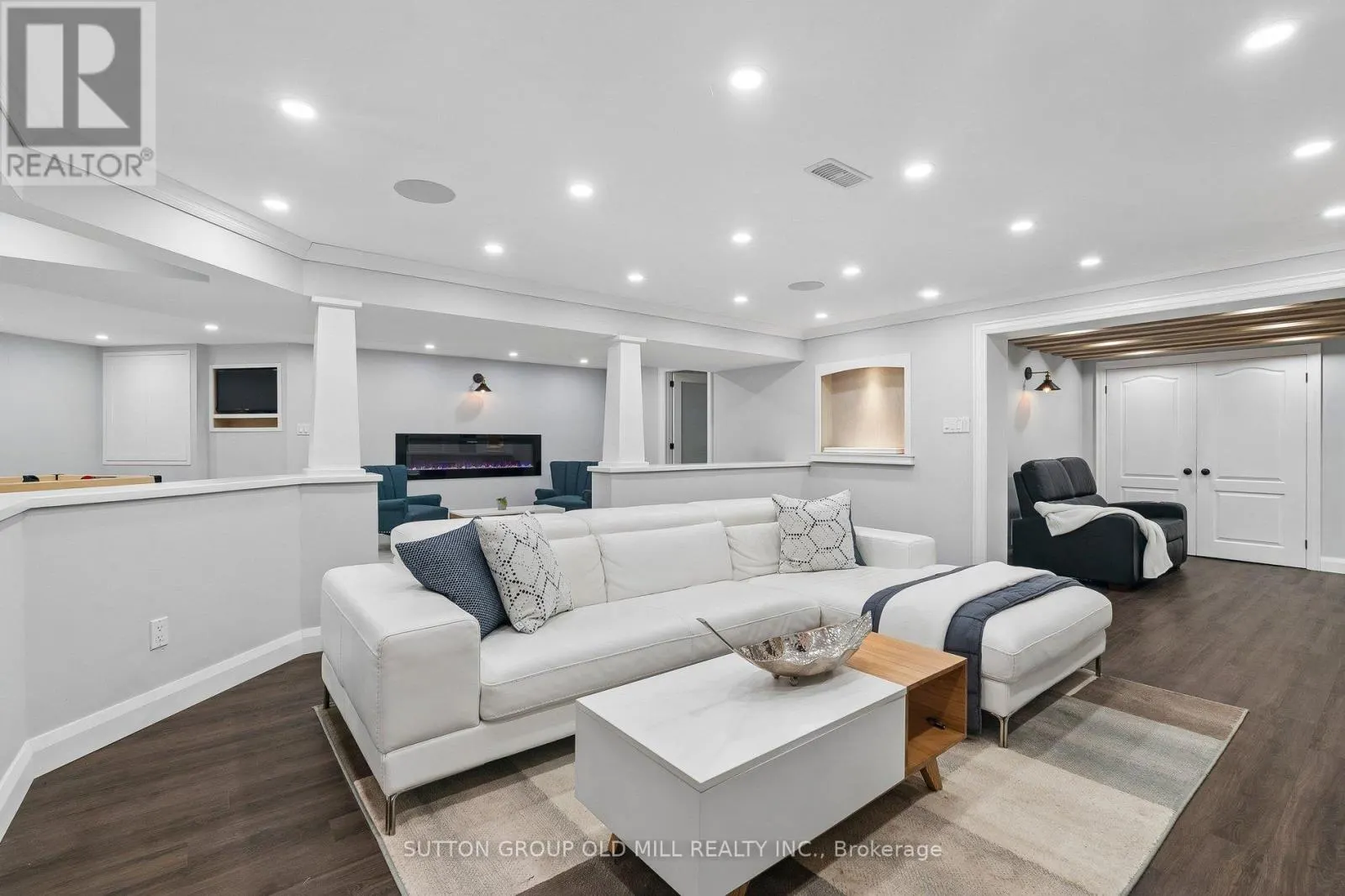 7 ROLLING MEADOW DRIVE