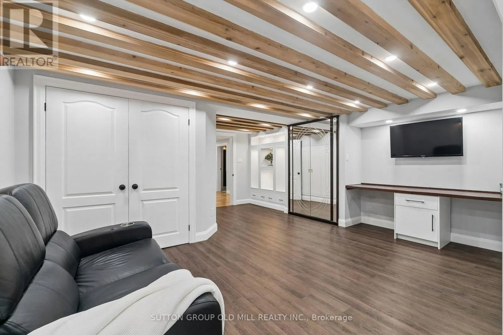 7 ROLLING MEADOW DRIVE
