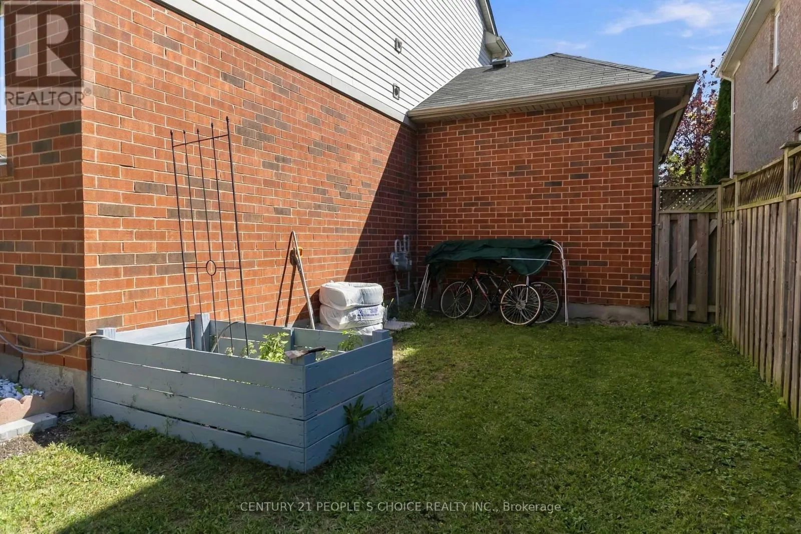 1580 EARL CRESCENT
