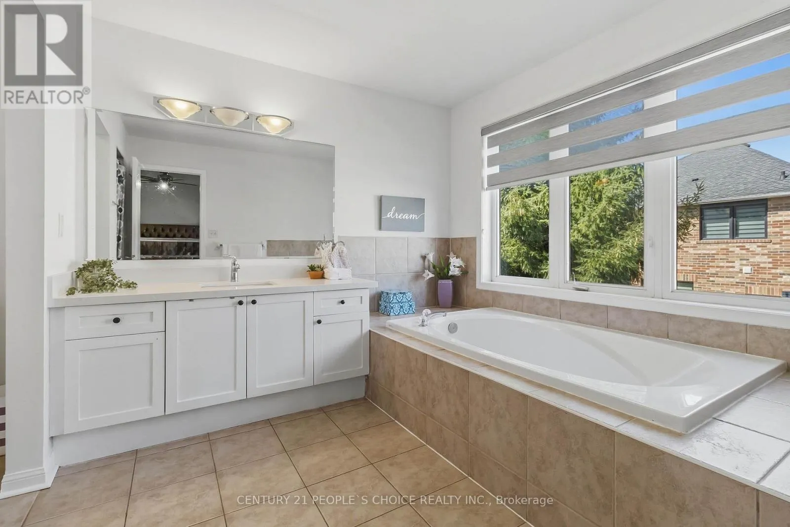 1580 EARL CRESCENT