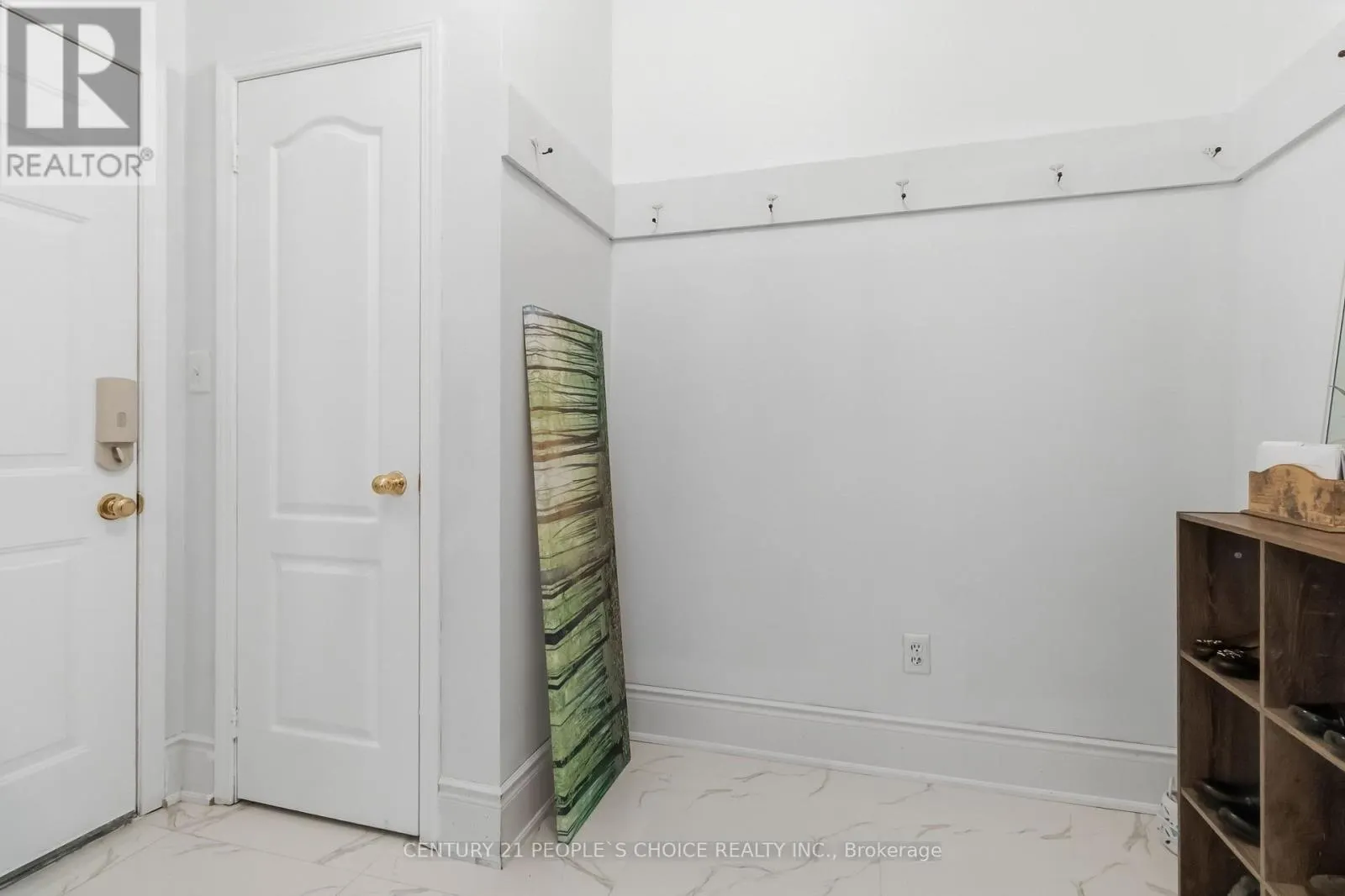 1580 EARL CRESCENT