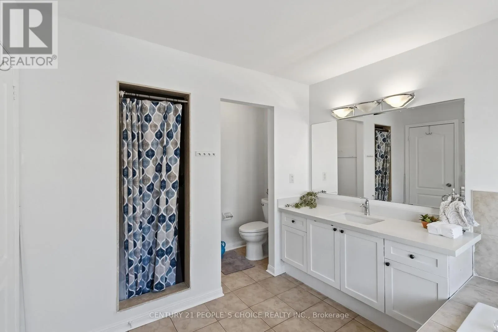 1580 EARL CRESCENT