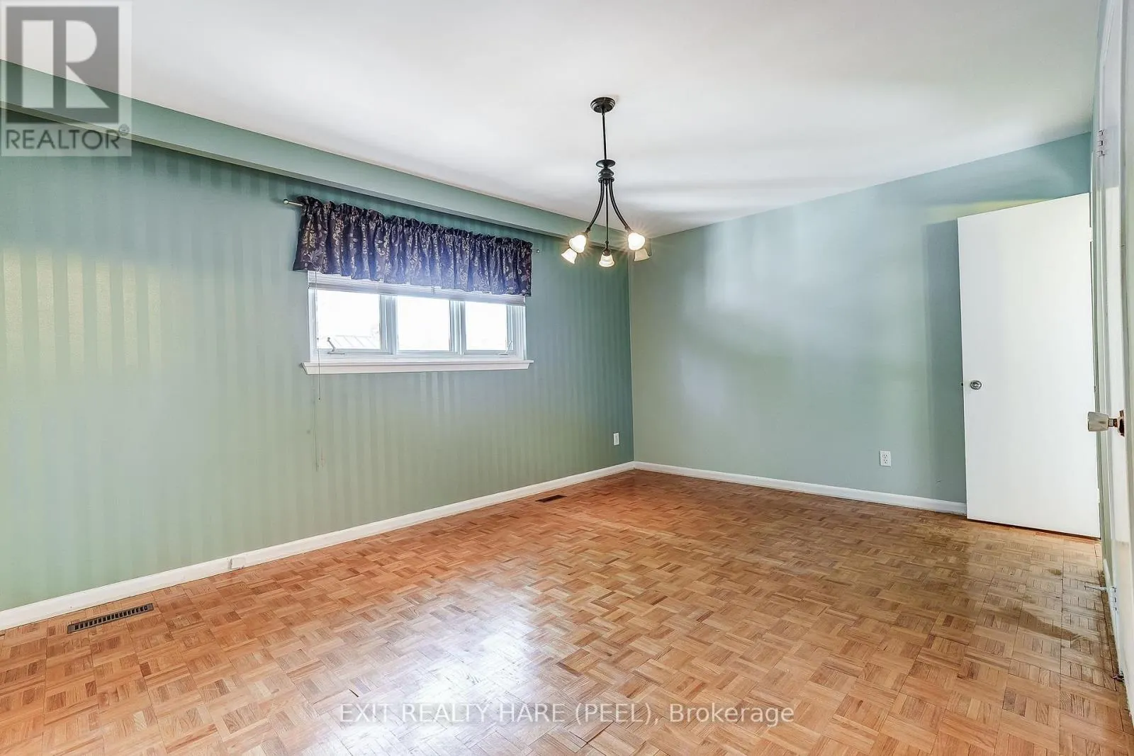 76 BIRCHVIEW CRESCENT