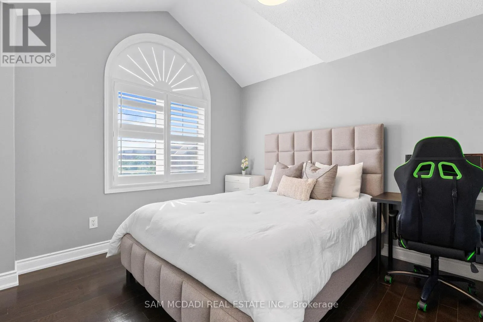 195 HOLMES CRESCENT