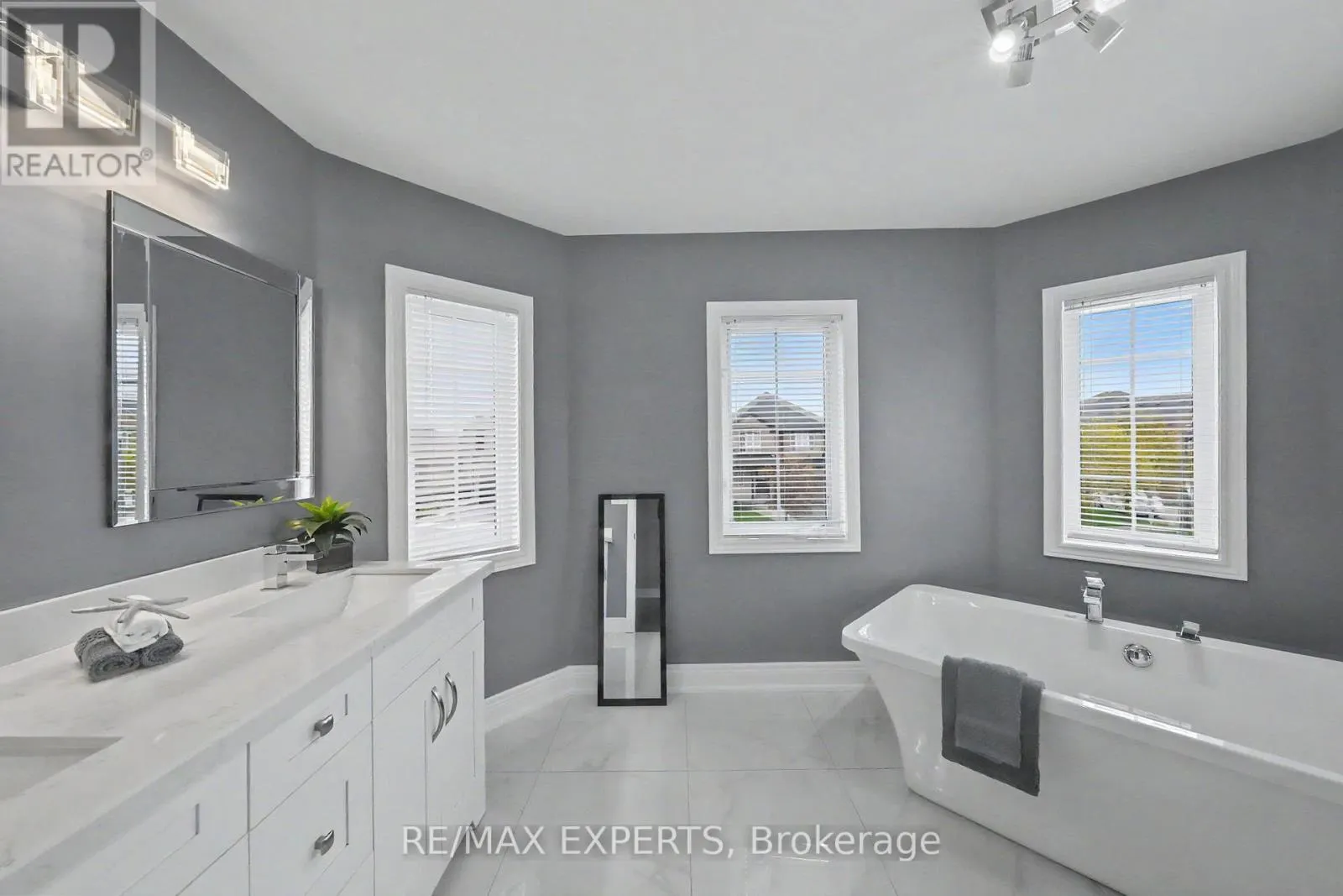 2 IRONHORSE CRESCENT