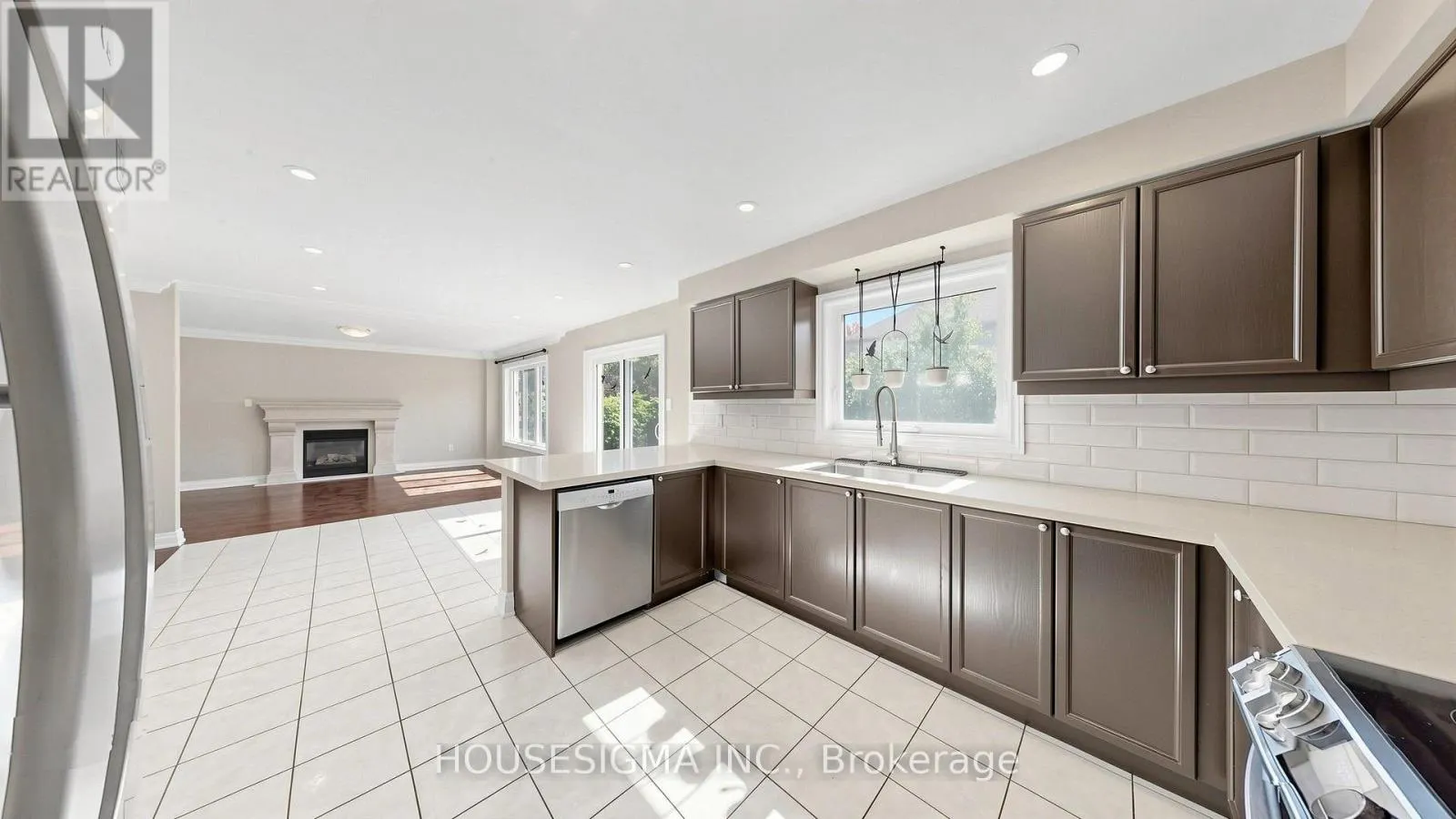 32 WILLOUGHBY WAY