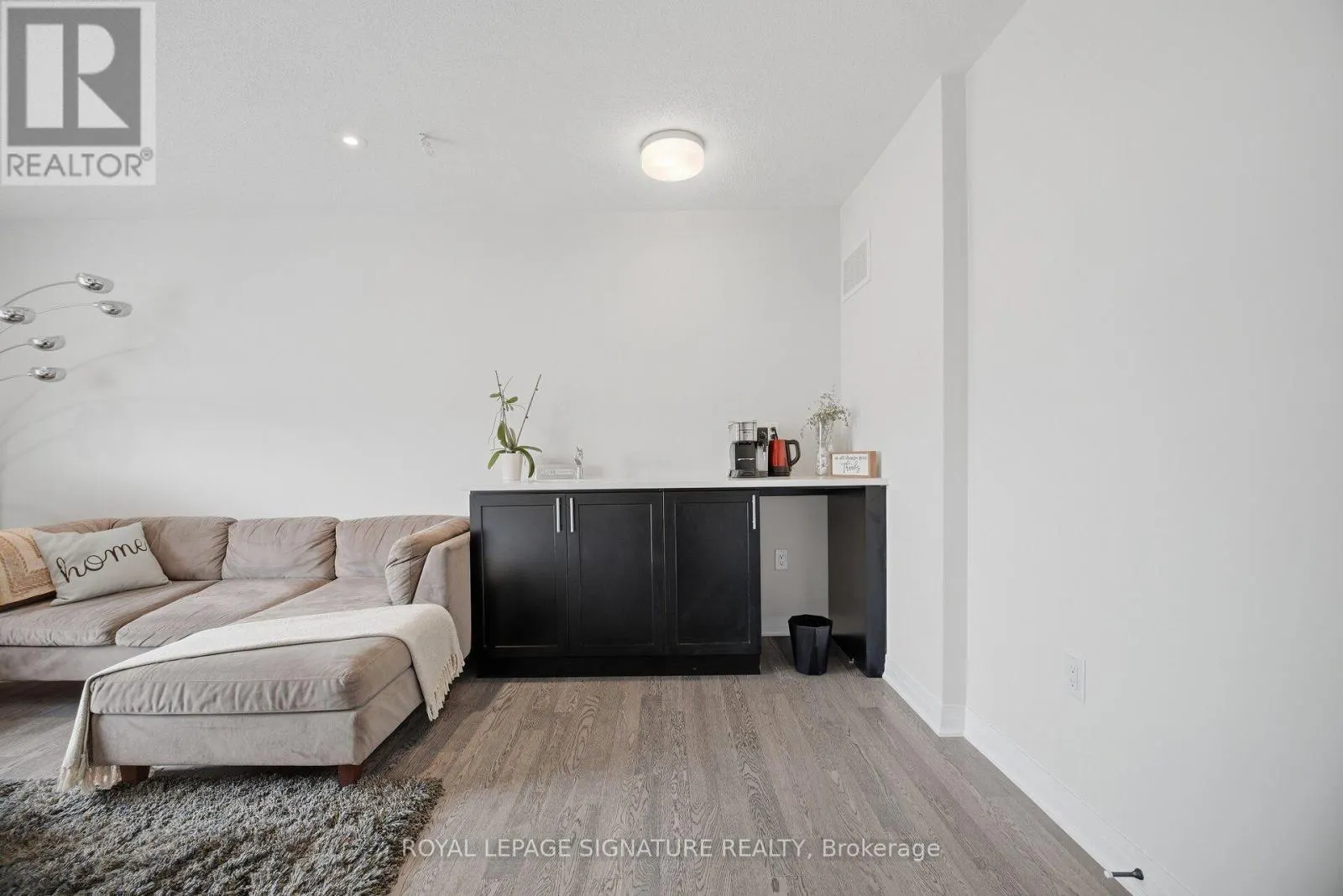 94 SETTLERS ROAD E