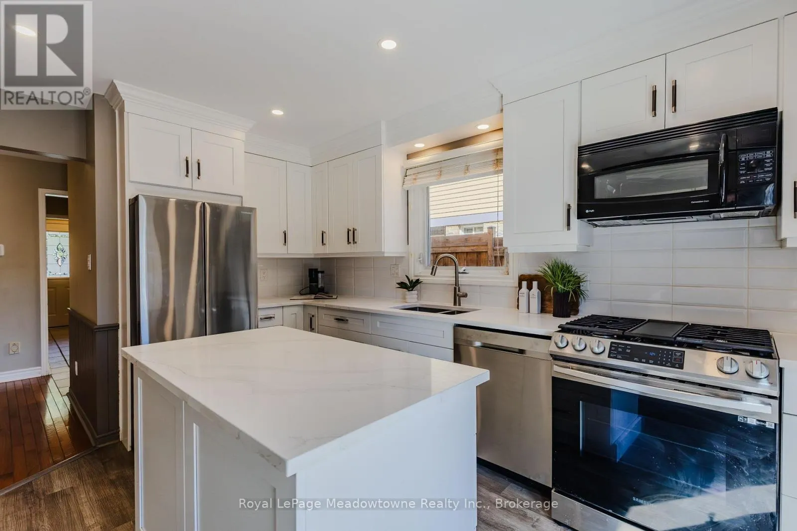902 LAURIER AVENUE
