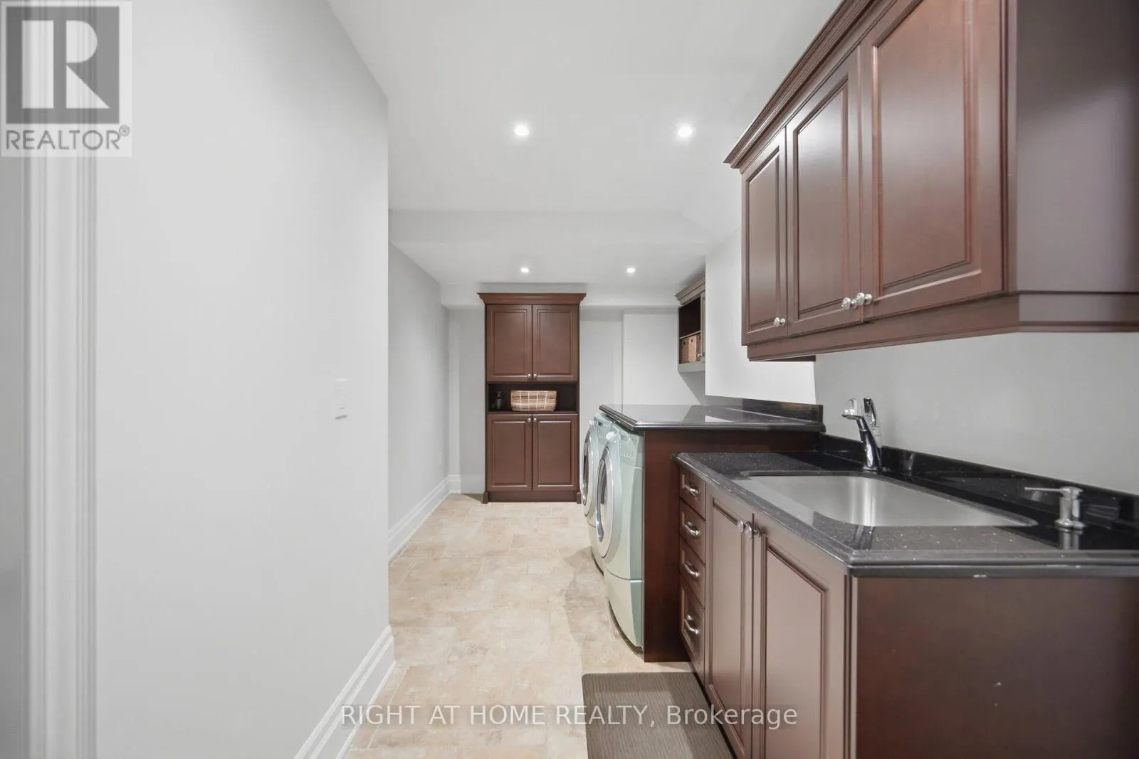 2122 LAW HILL GATE