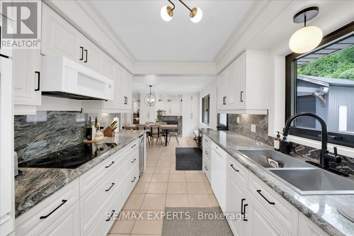 525 KING STREET E