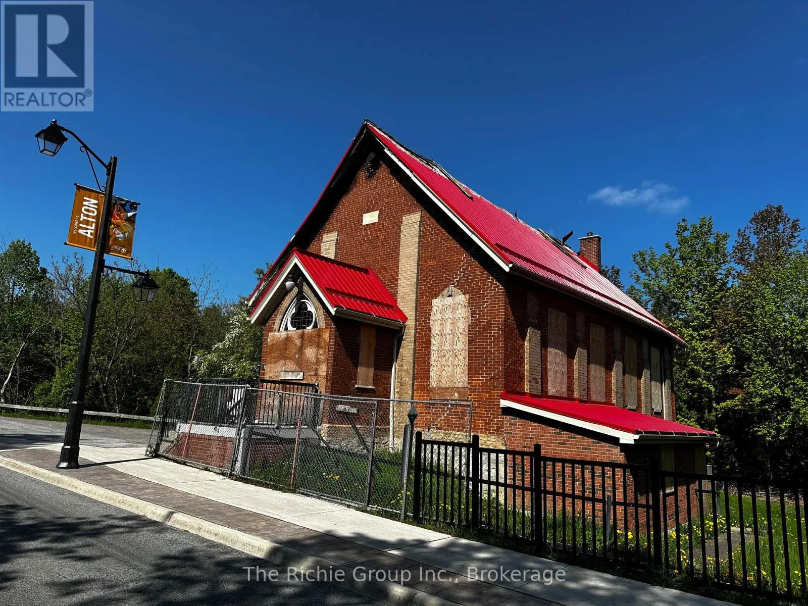 1532 QUEEN STREET