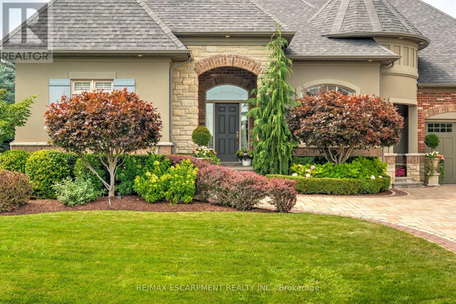 4 HOLDROYD COURT