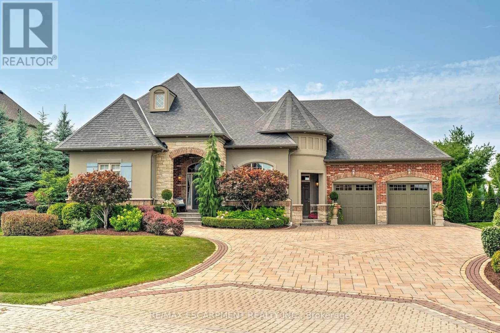 4 HOLDROYD COURT