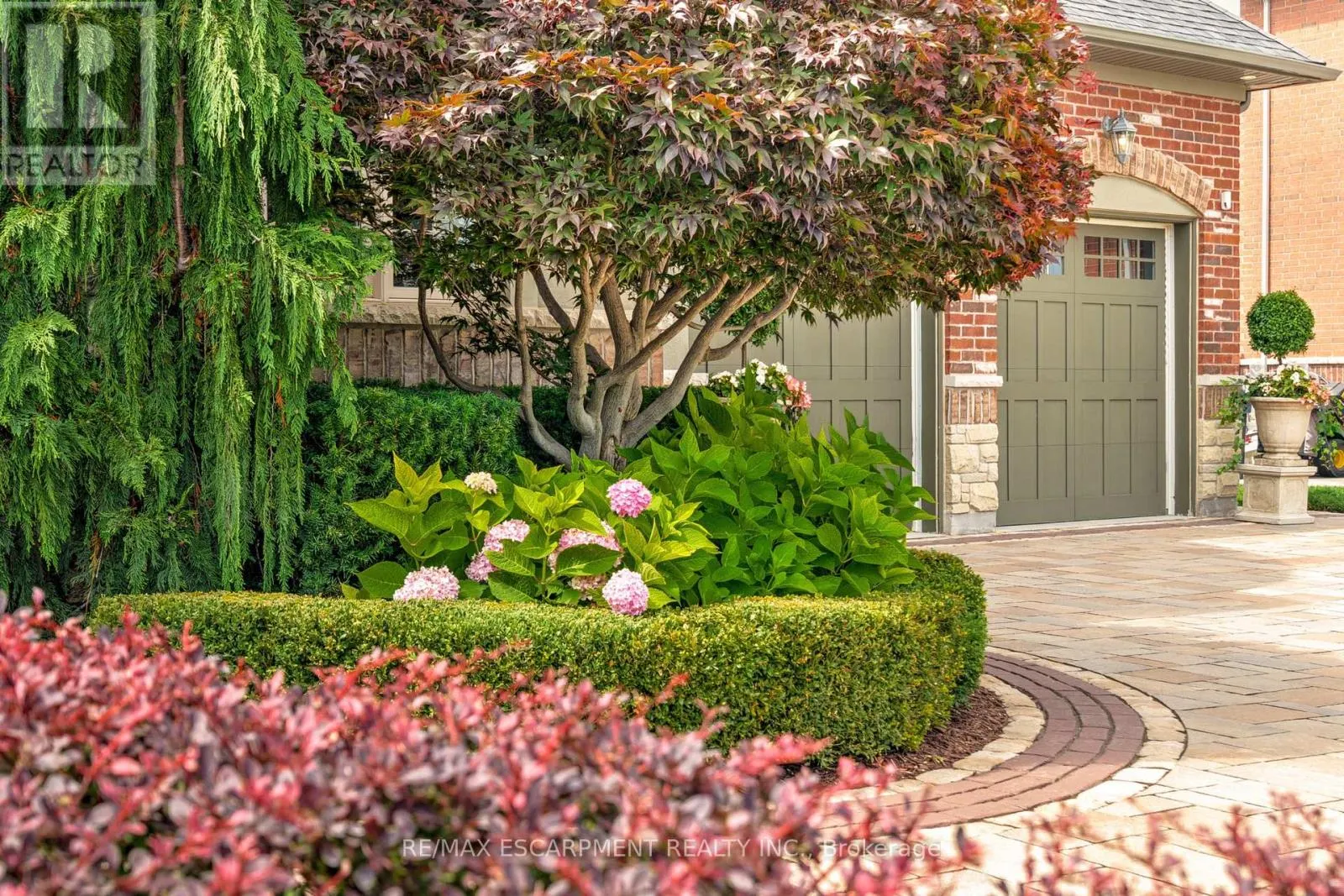 4 HOLDROYD COURT