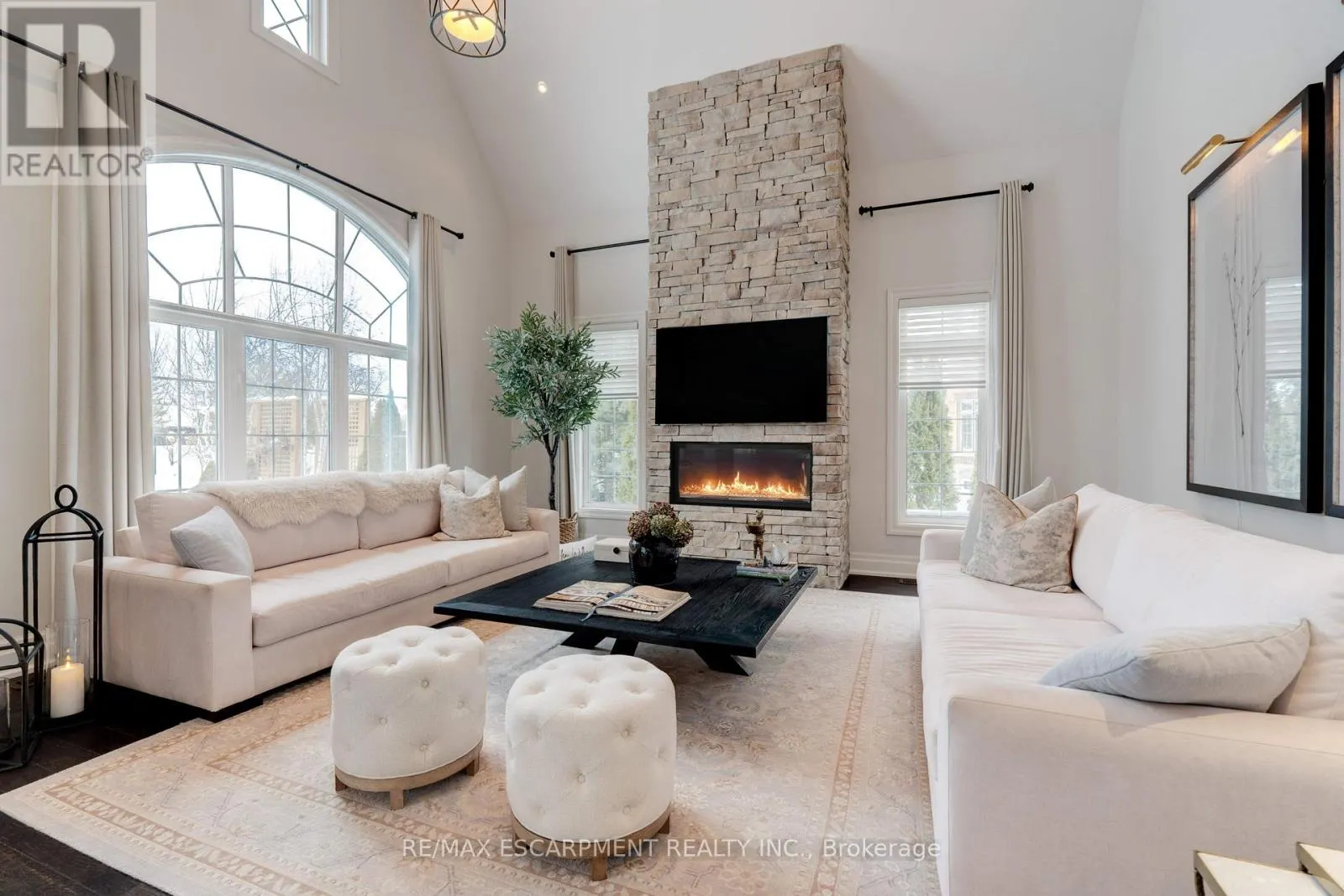 4 HOLDROYD COURT
