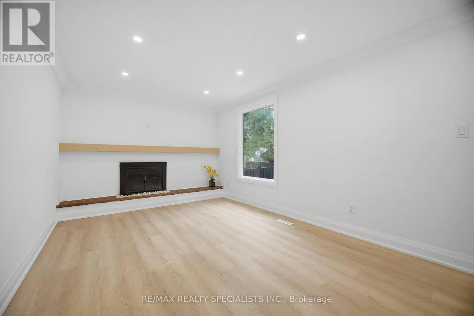 565 HAYWARD CRESCENT