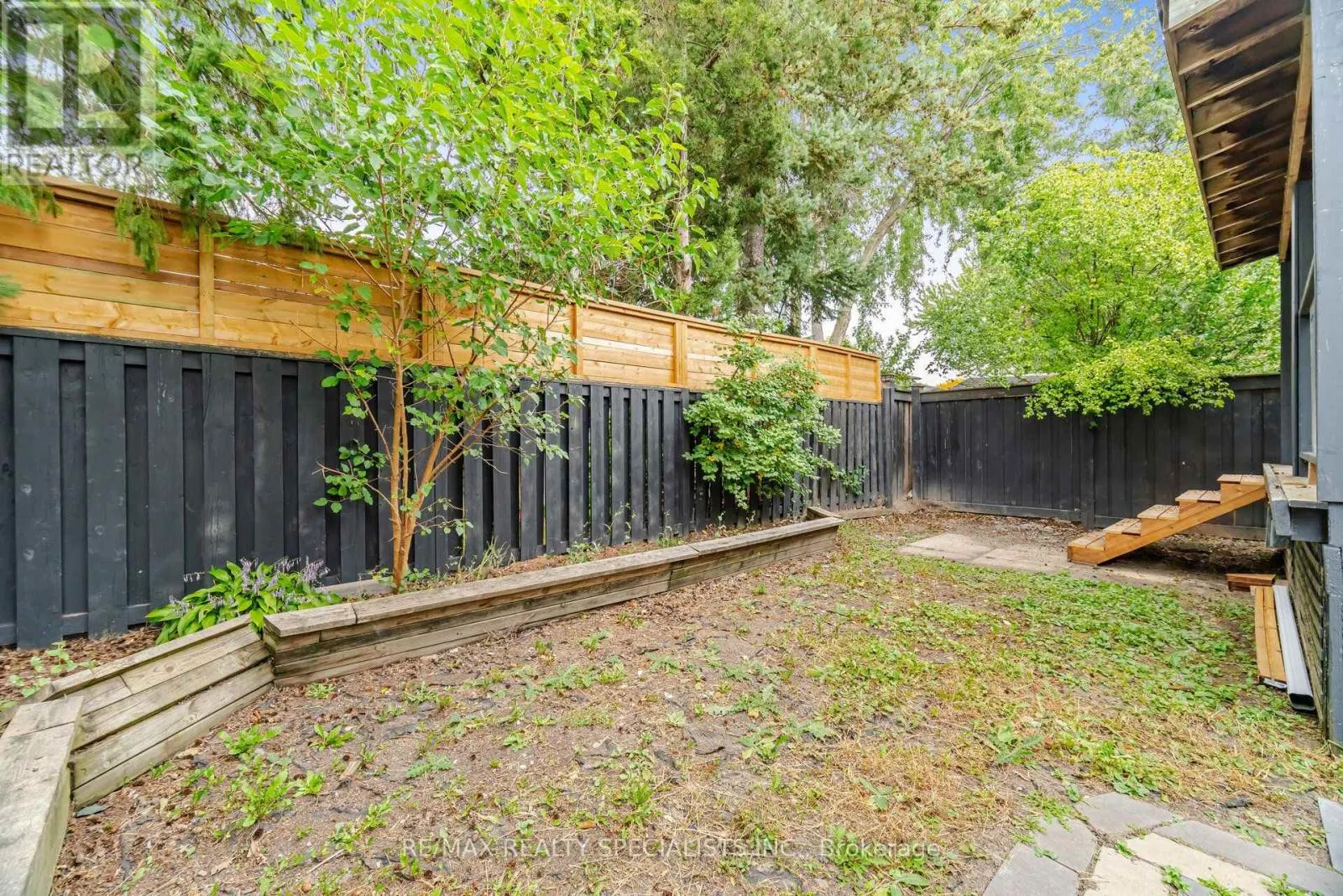 565 HAYWARD CRESCENT