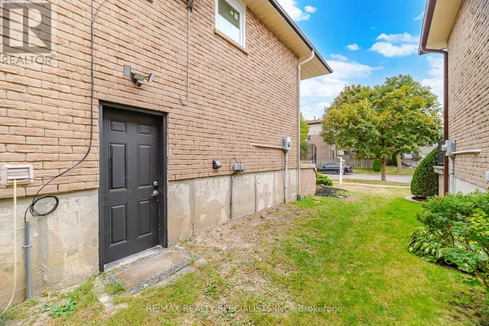 565 HAYWARD CRESCENT