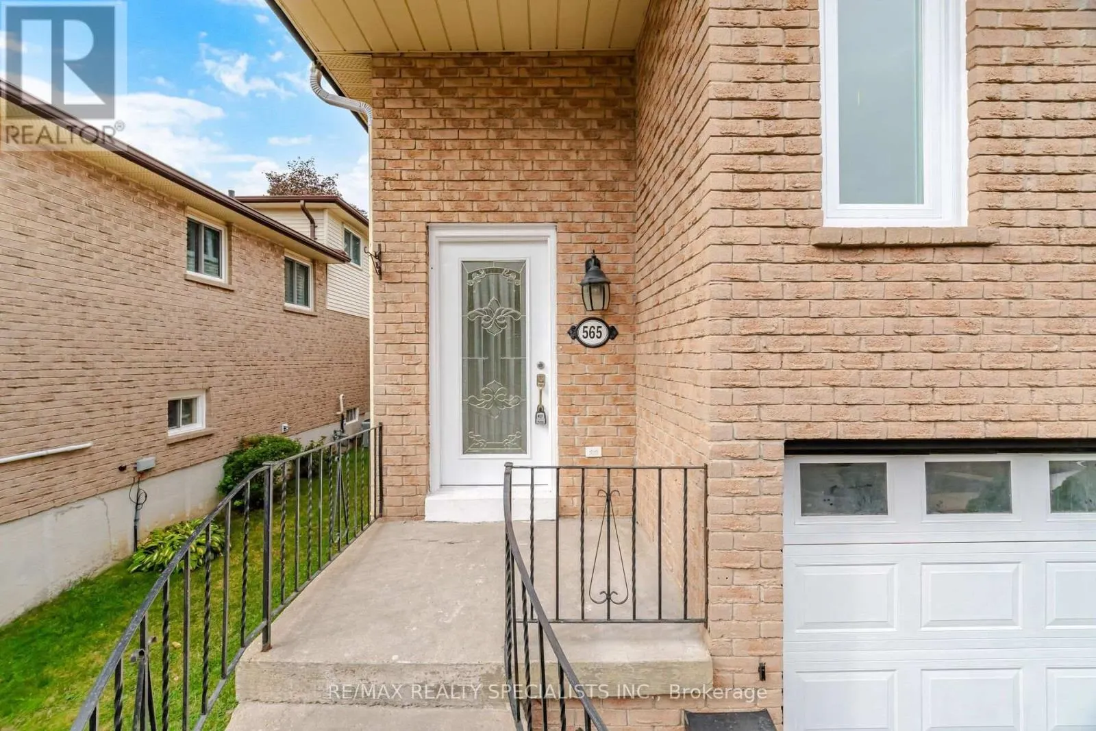 565 HAYWARD CRESCENT