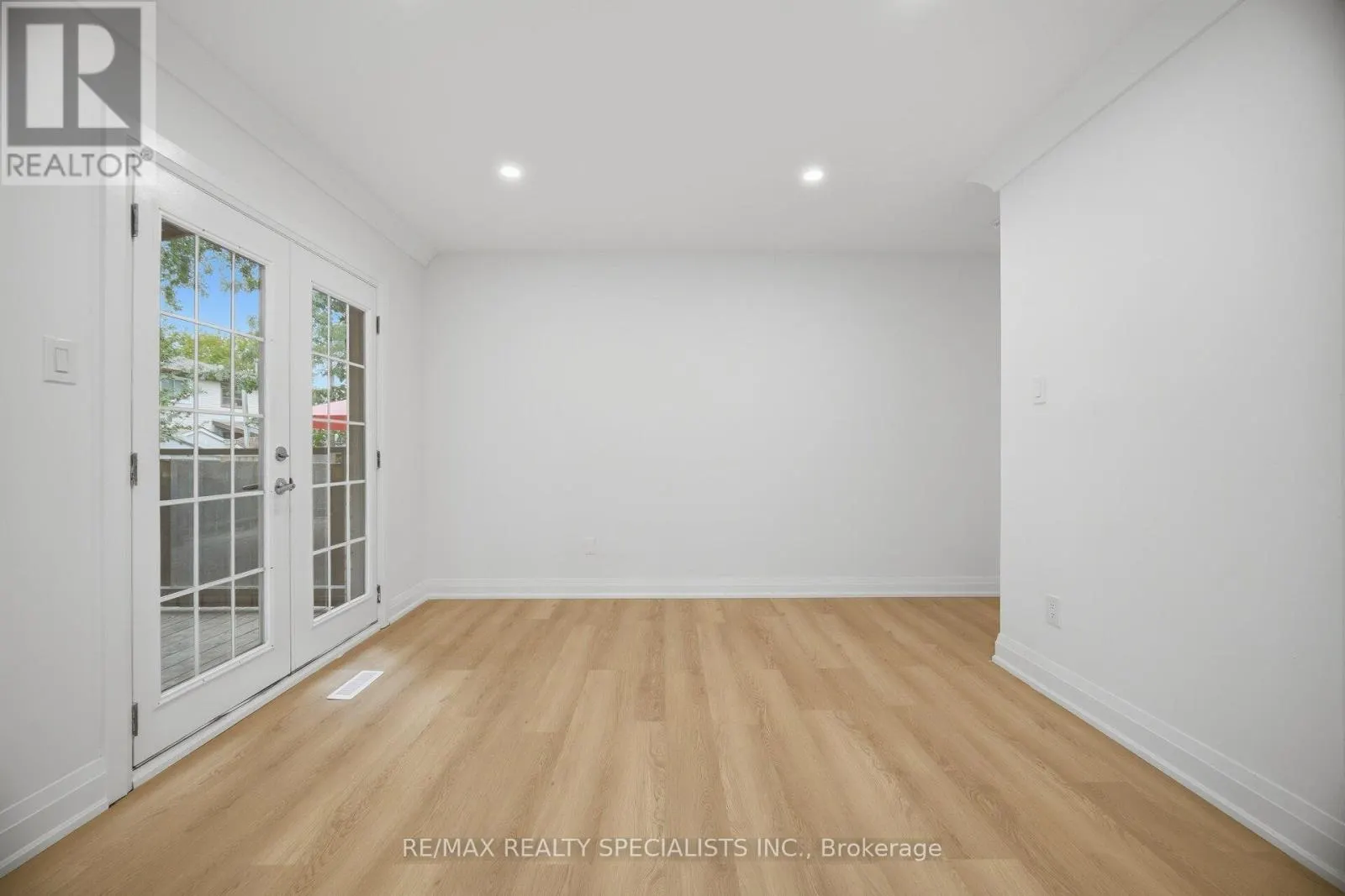 565 HAYWARD CRESCENT