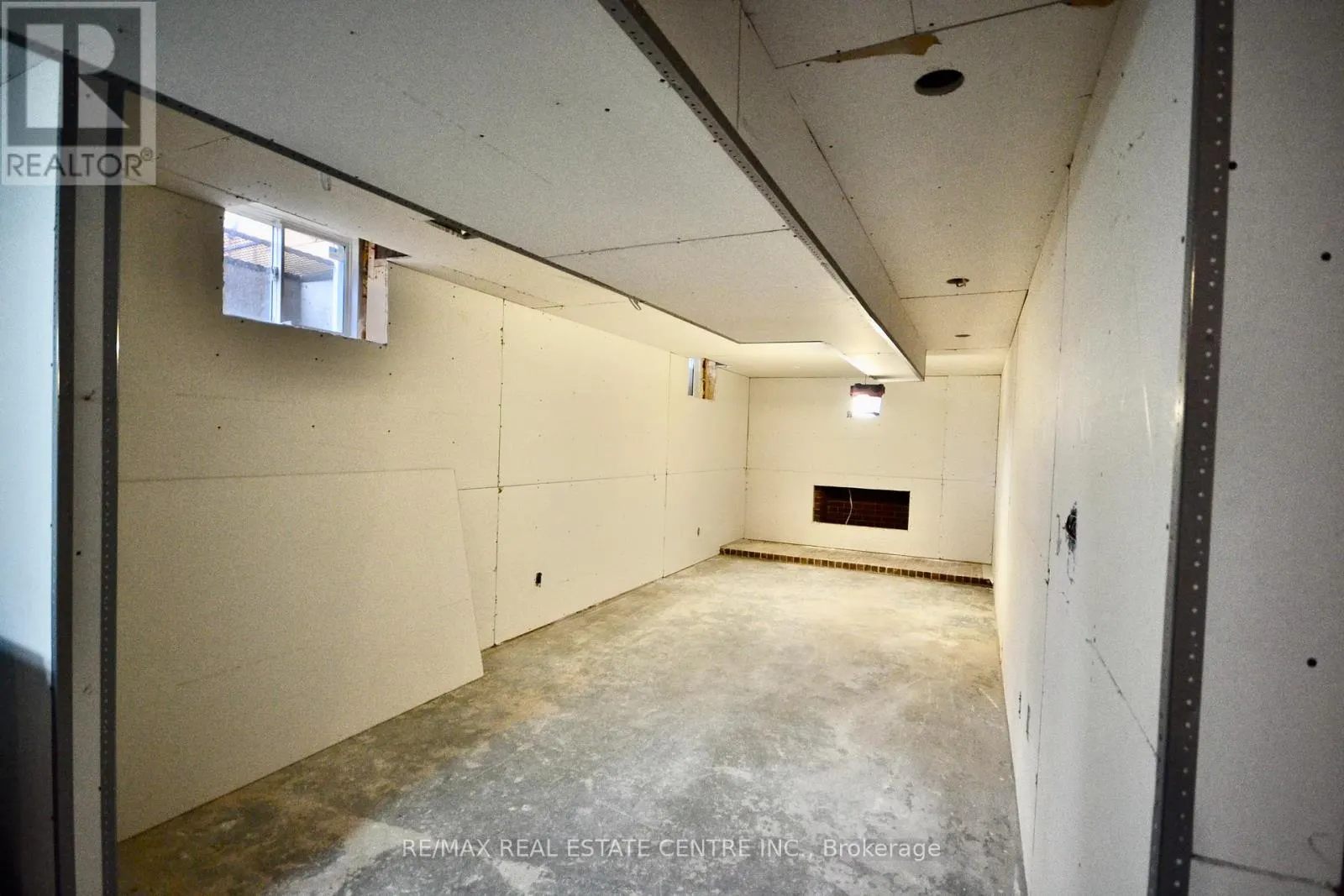 8 KEVINWOOD DRIVE