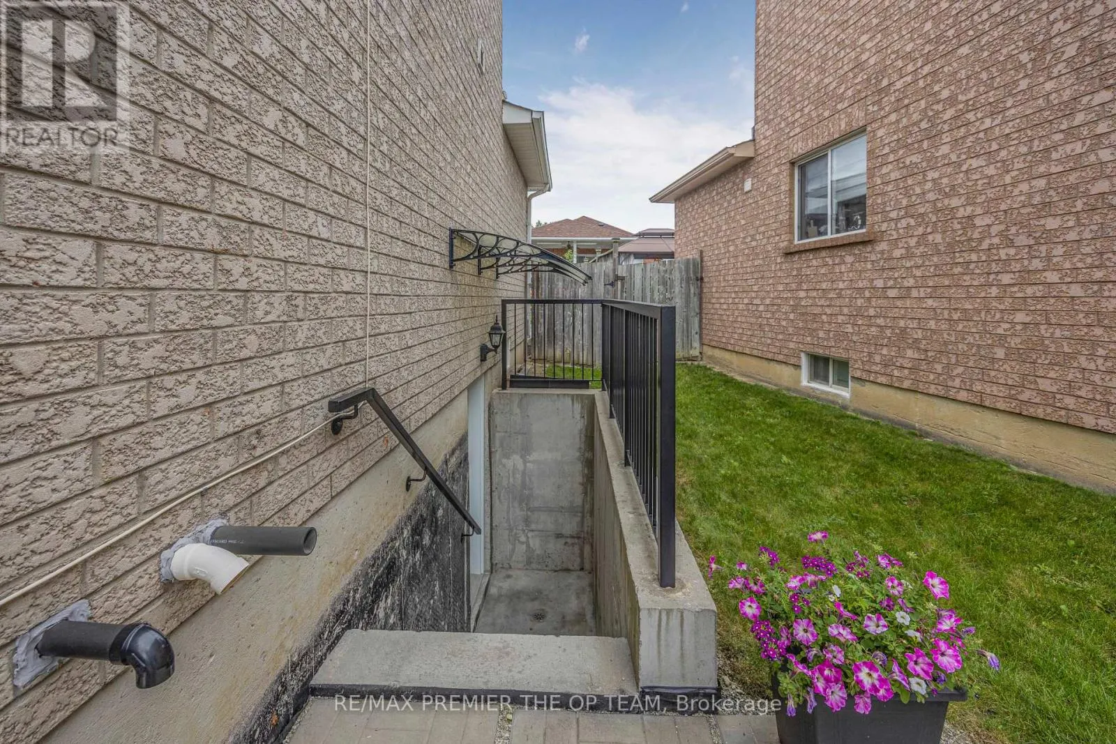 LOWER - 223 LANDSBRIDGE STREET