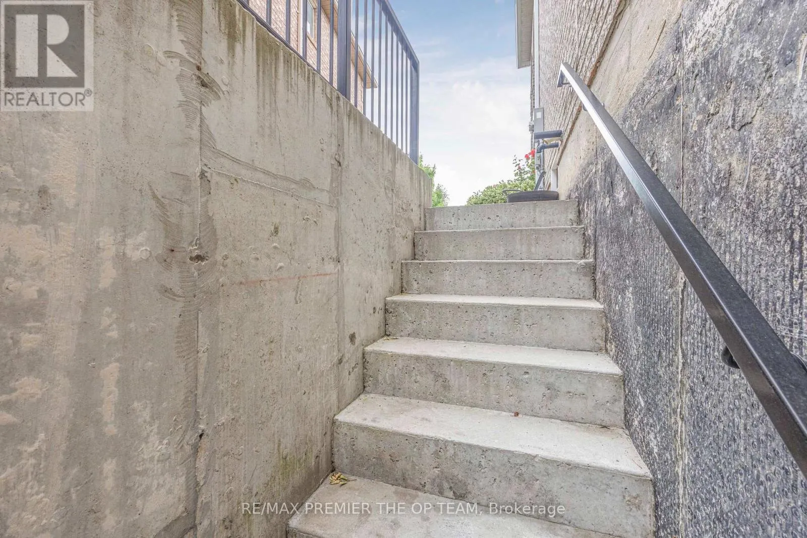LOWER - 223 LANDSBRIDGE STREET