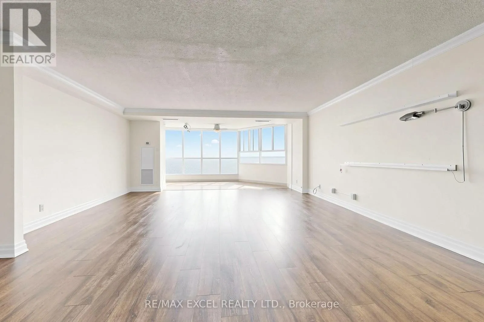607 - 5280 LAKESHORE ROAD