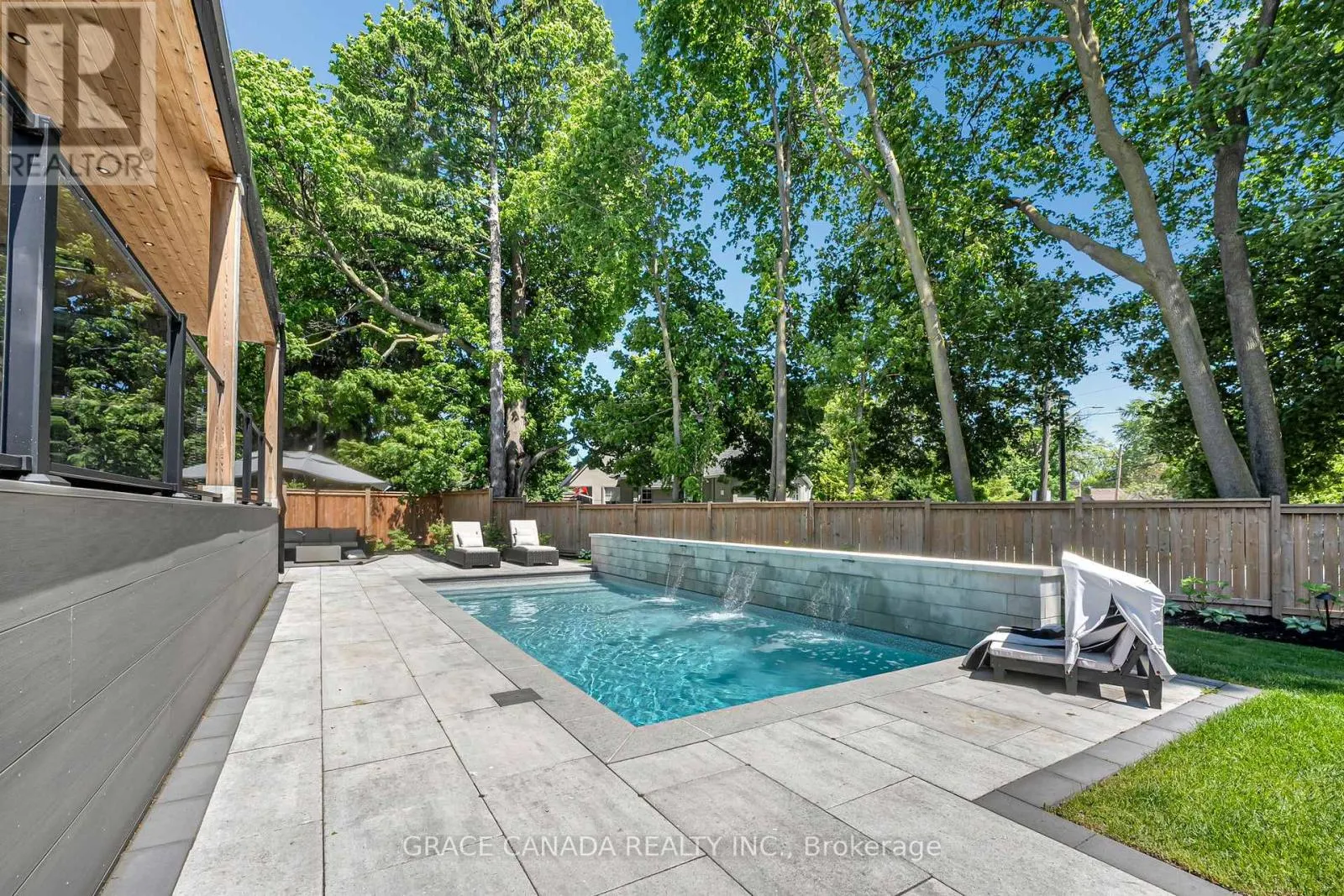 527 ONEIDA DRIVE