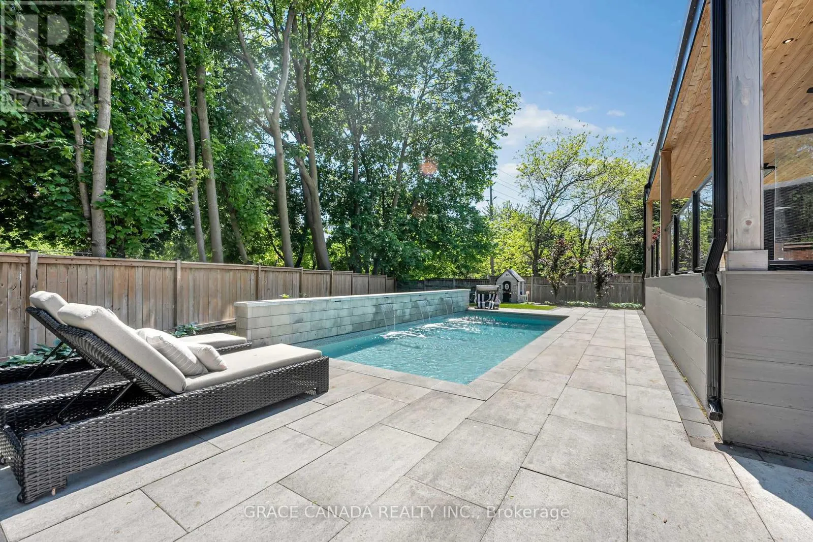 527 ONEIDA DRIVE