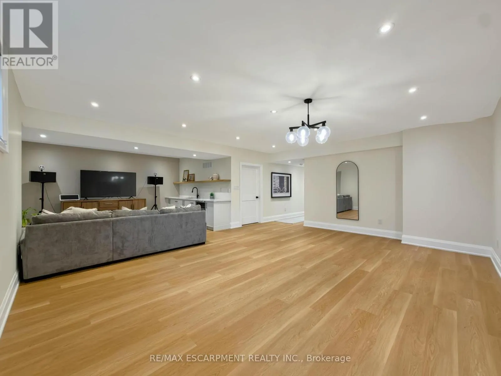 260 KENT CRESCENT