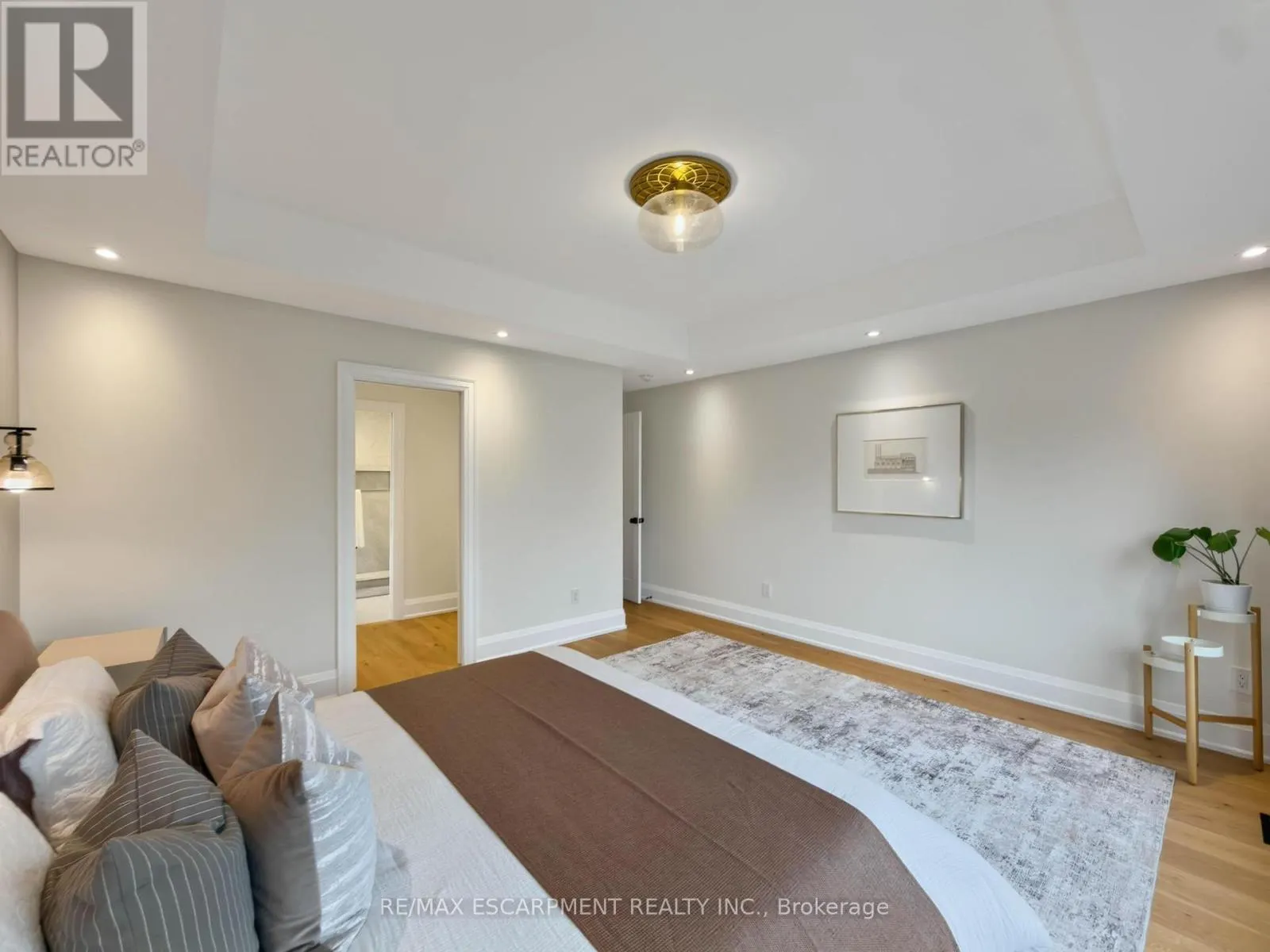260 KENT CRESCENT